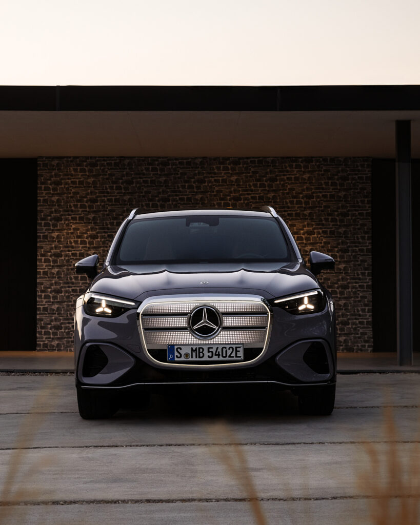 12341572 C.P.BH.X540 PAD BEV SocialStill EXT Low front sculpted lines 4 5 plate DE RGB