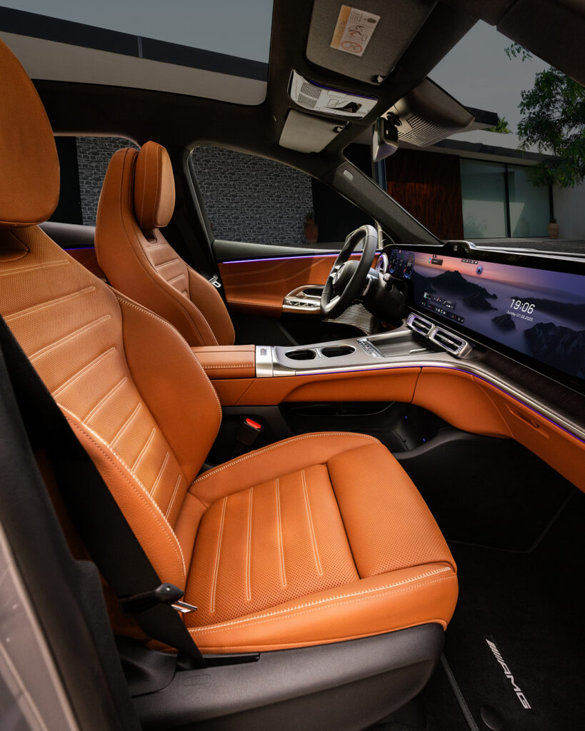 12341845 c.p.bh.x540 pad bev socialstill int passenger door cabin floating console 4 5 plate de rgb