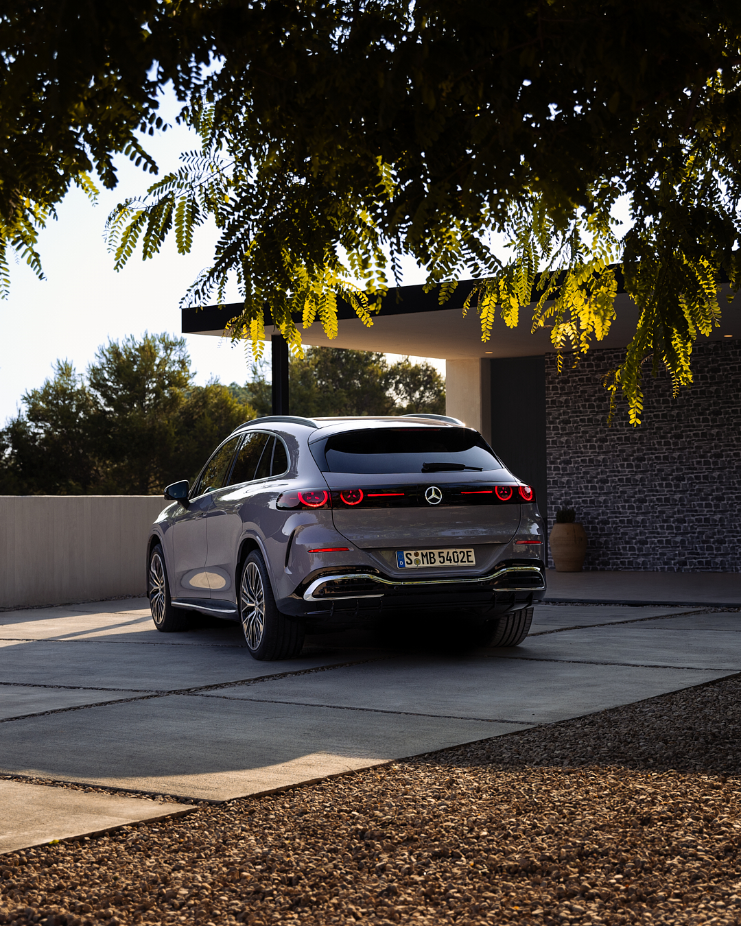 12341976 C.P.BH.X540 PAD BEV SocialStill EXT Rear low taillights on 4 5 plate DE RGB