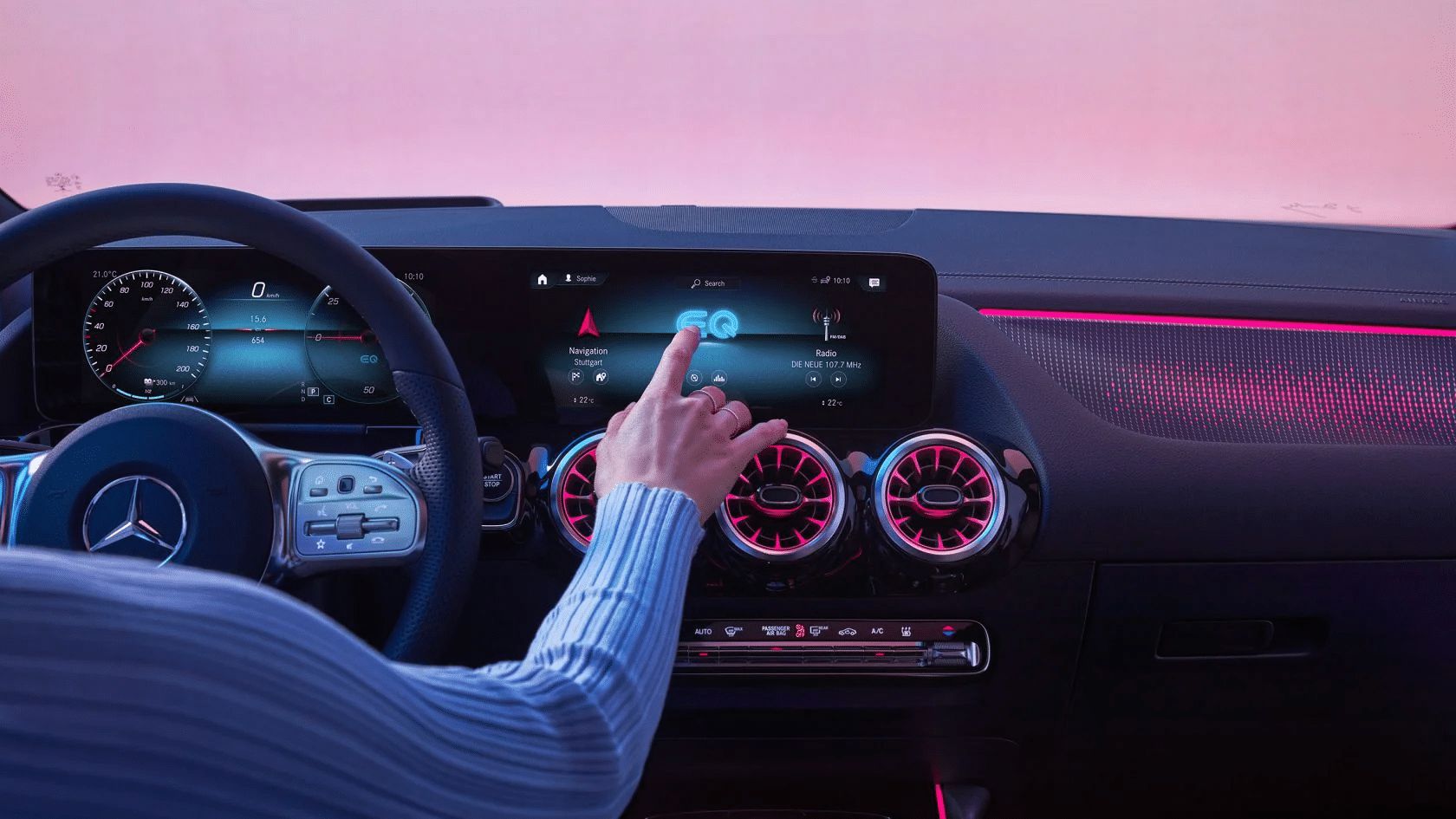 Bild inifrån Mercedes Benz EQA med hand som pekar på dashboarden