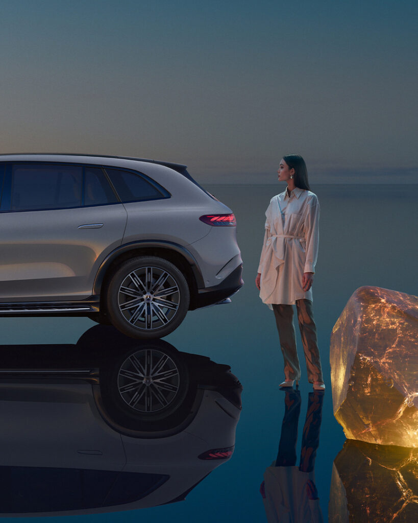 2022 / 04 Eqs Suv X296 Launch Some M27a (21 Inch) 4:5 Carousel Far (right)