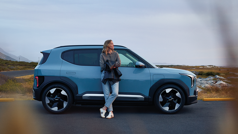 Kia EV2 Launch hero side talent liggande