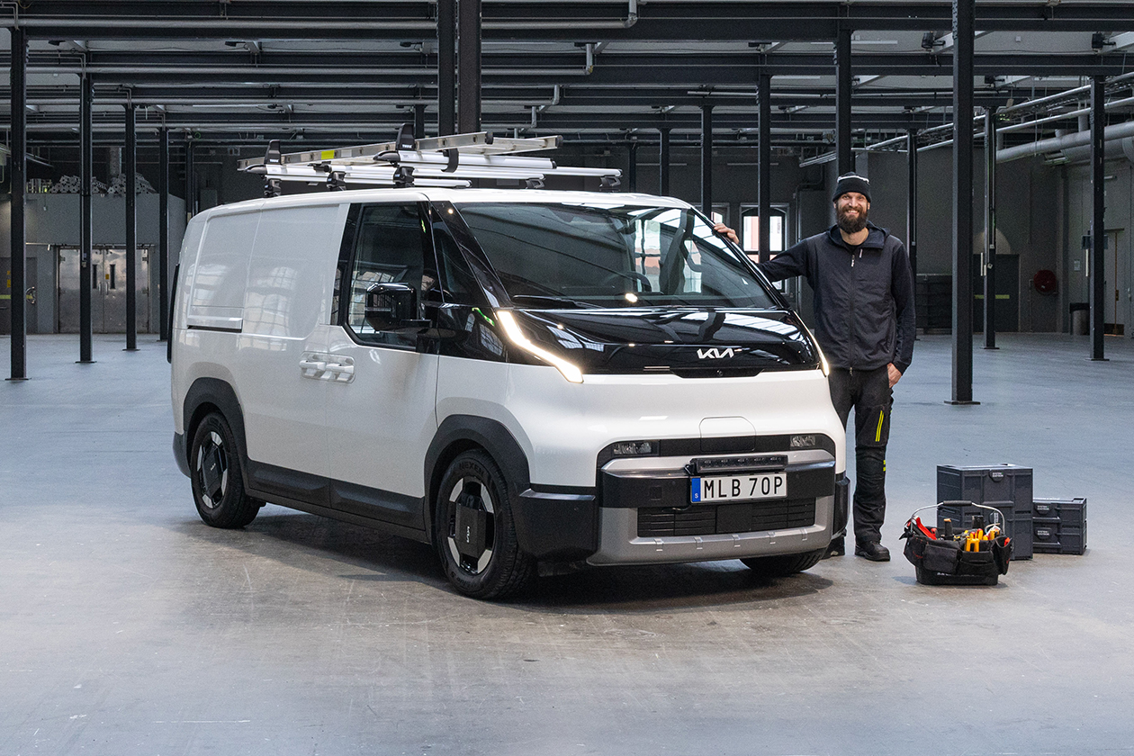 Kia PV5 Cargo Nacka 260224 Med Felix stege