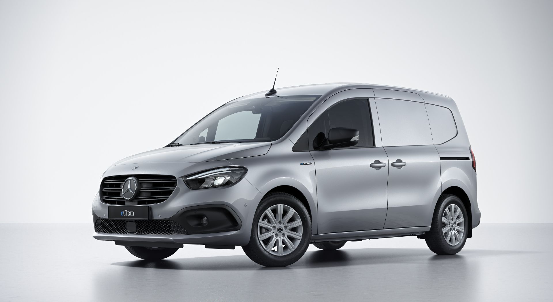 grå mercedes-benz eCitan skåpbil