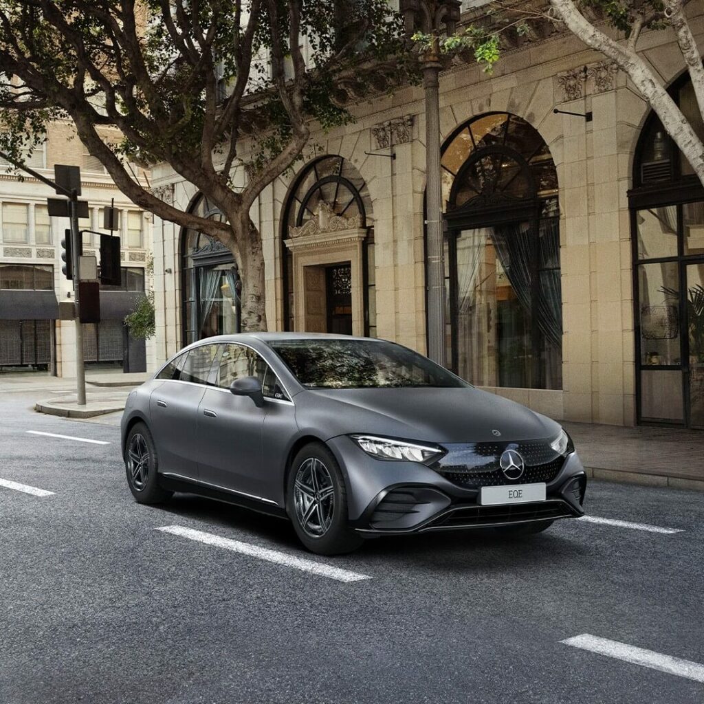 grå mercedes-benz eqe sedan elbil