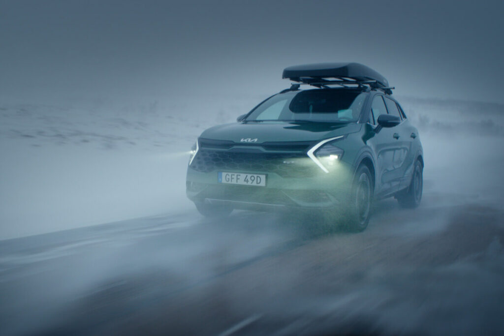 Kia Bil Som Kör Under Vintertid Med Takbox