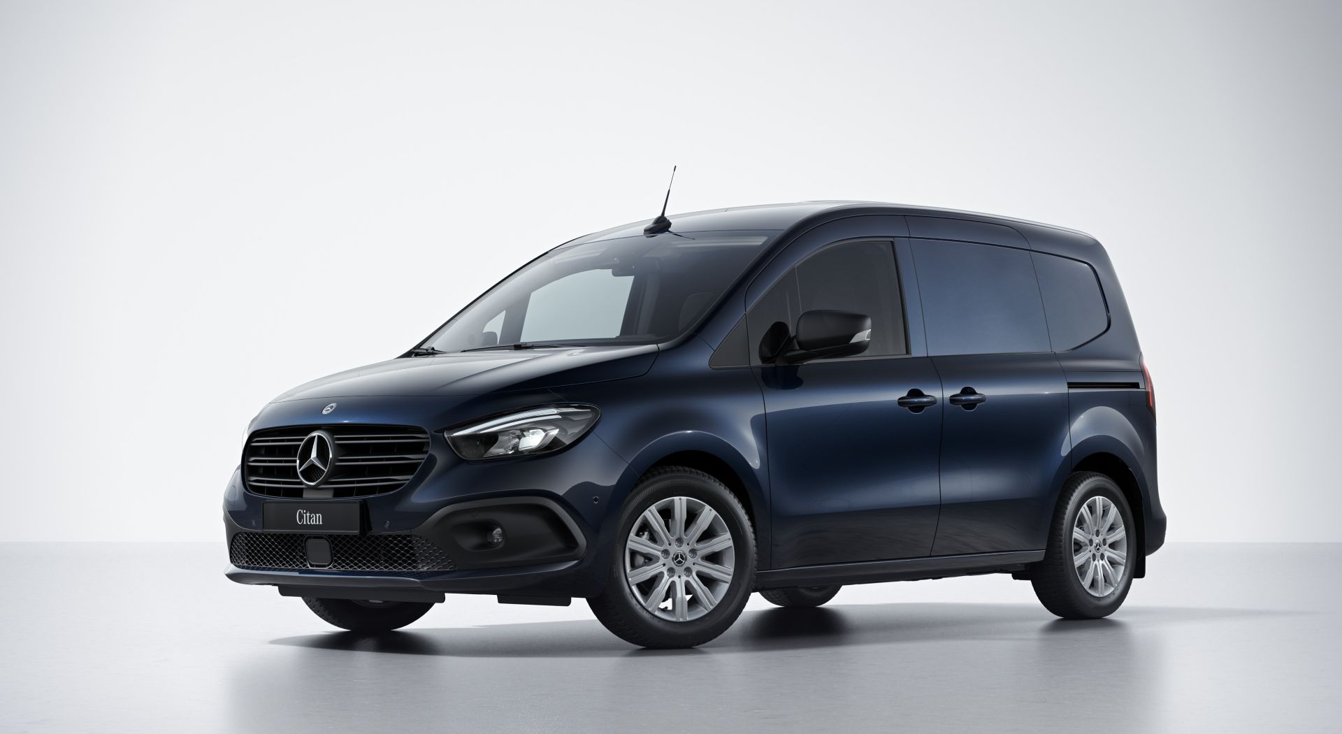 Mörkblå Mercedes Benz Citan Skåpbil